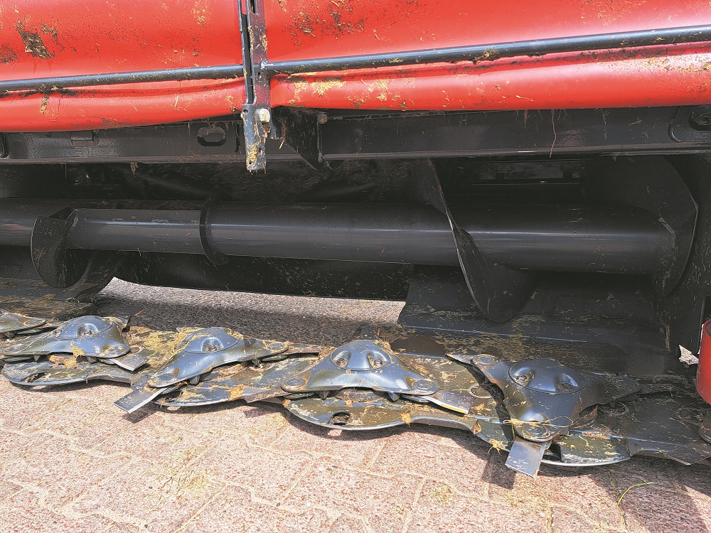 Een blik voorin de frontmaaier. Elke schijf
heeft drie messen. Tijdens het maaien draaien
de vijzels en zorgen dat het gras mooi in het
midden wordt afgelegd.