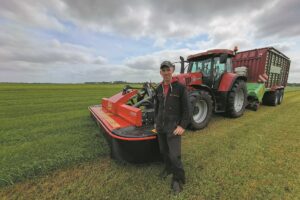 Melkveebedrijf x Kverneland - Vicon frontmaaier levert strak werk: Gras ligt voor het oprapen