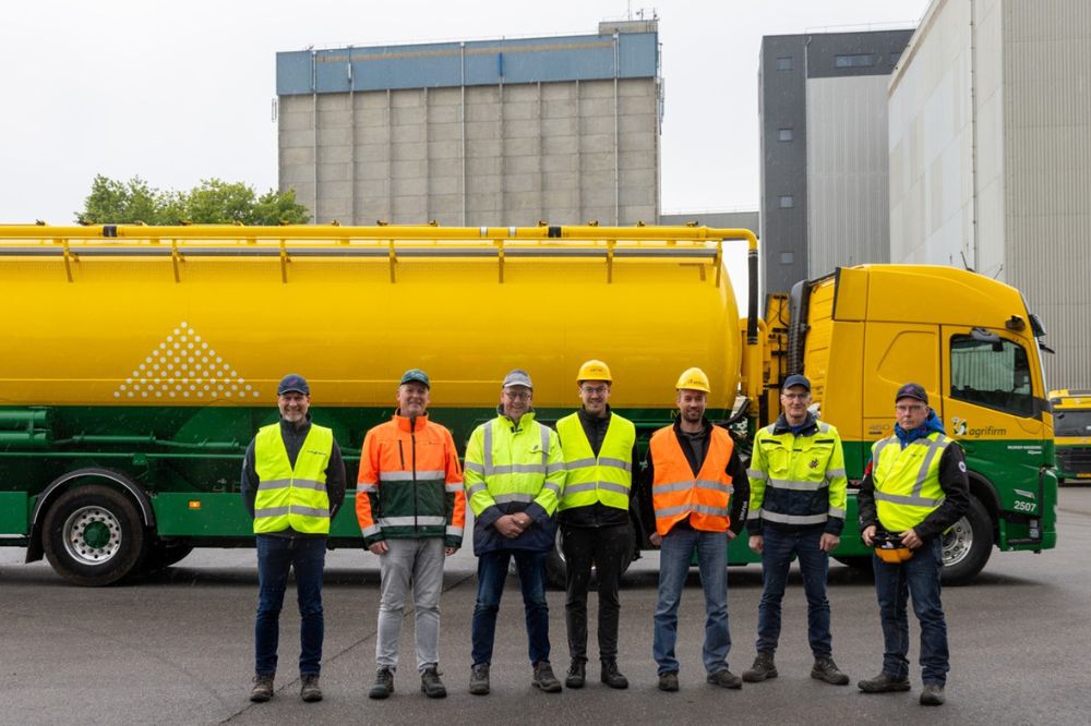 Pilot met radiografisch bestuurbare bulkwagen in Veghel door Agrifirm en Nijhof-Wassink Group