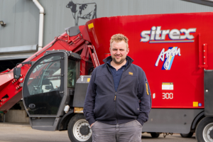 Roel Kwanten voor zijn Sitrex Maxi 300 zelfrijdende freesvoermengwagen