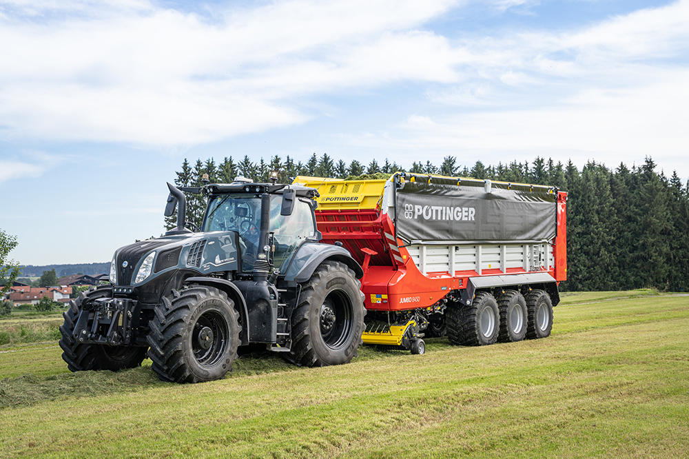 Hakselaar of kortsnijdende opraapwagen bij het inkuilen van gras.