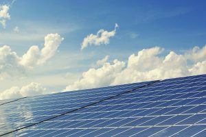Zonnekoelers houden melk vers in India
